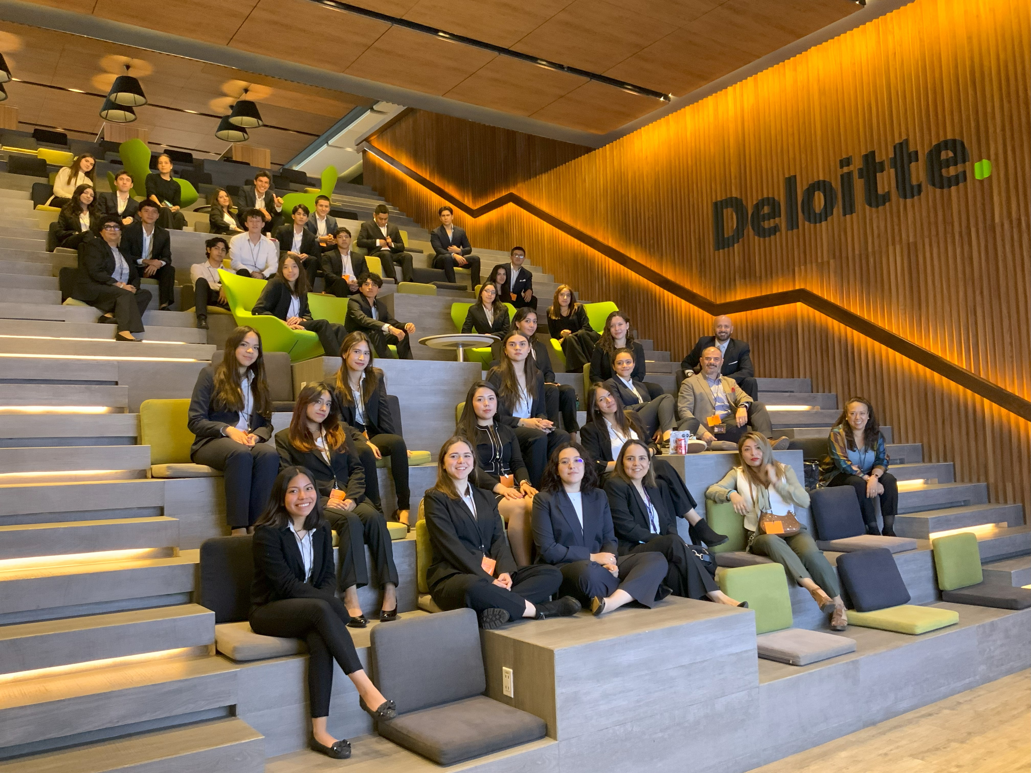 Lasallistas realizan visita a Deloitte University